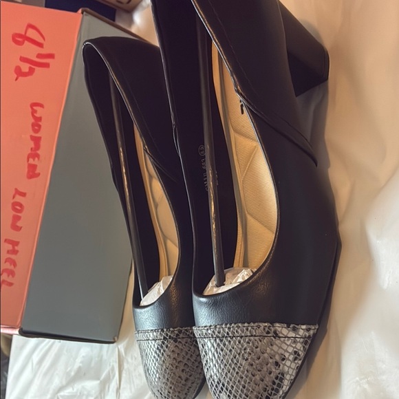 Black and Gray Flats with Classic Slip-On Design - Picture 2 of 7